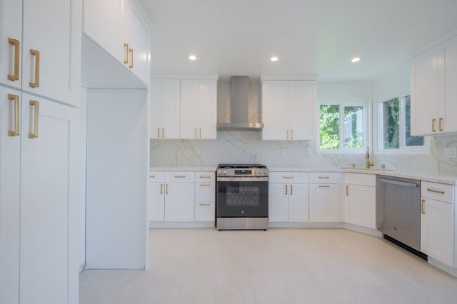 Building Photo - 14418 Martha St