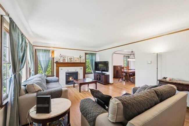 Building Photo - 3 bedroom in Seattle WA 98109