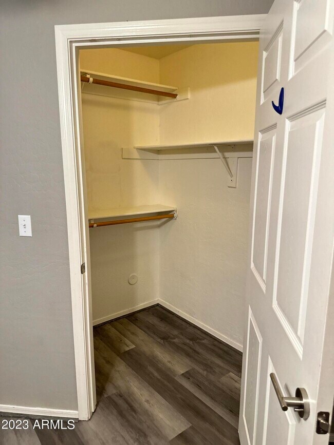 Building Photo - 1287 N Alma School Rd