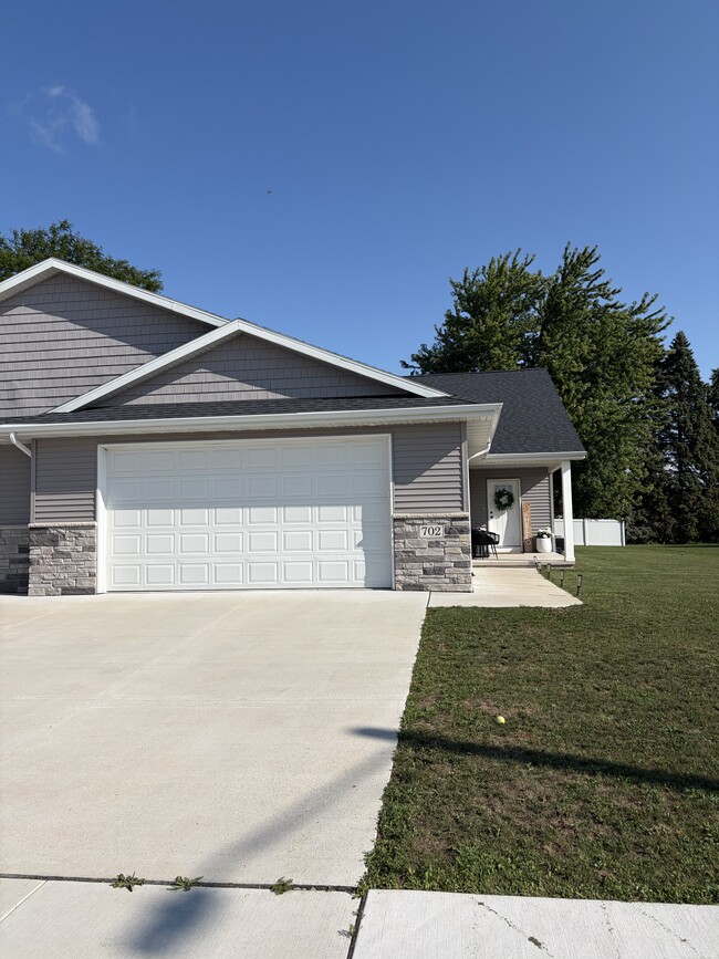 Building Photo - 702 Hartzheim Dr