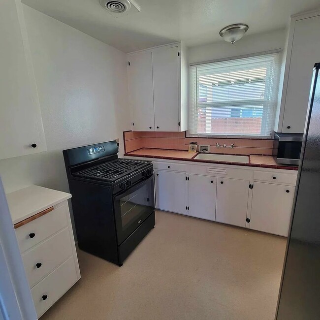 Foto del edificio - Charming Single Story Home Near Hancock College with One Car Garage