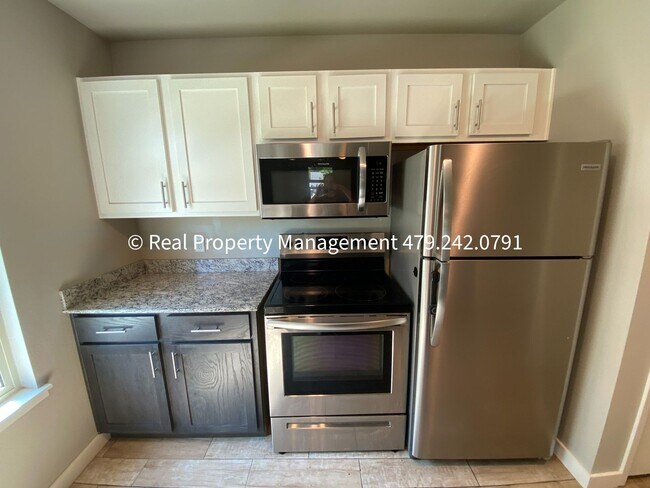 Foto del edificio - NO RENT NOVEMBER! JUST PAY MOVE IN FEES! 2...