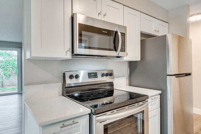 Kitchen Stove/Fridge/Freezer/Microwave - 20901 SE Morrison St