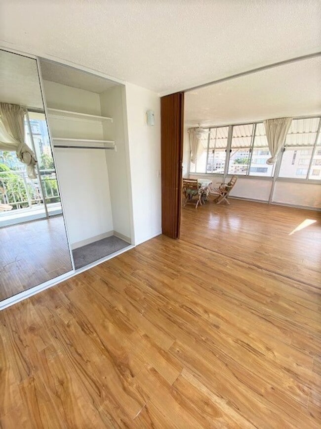 Building Photo - One bedroom with parking in Waikiki