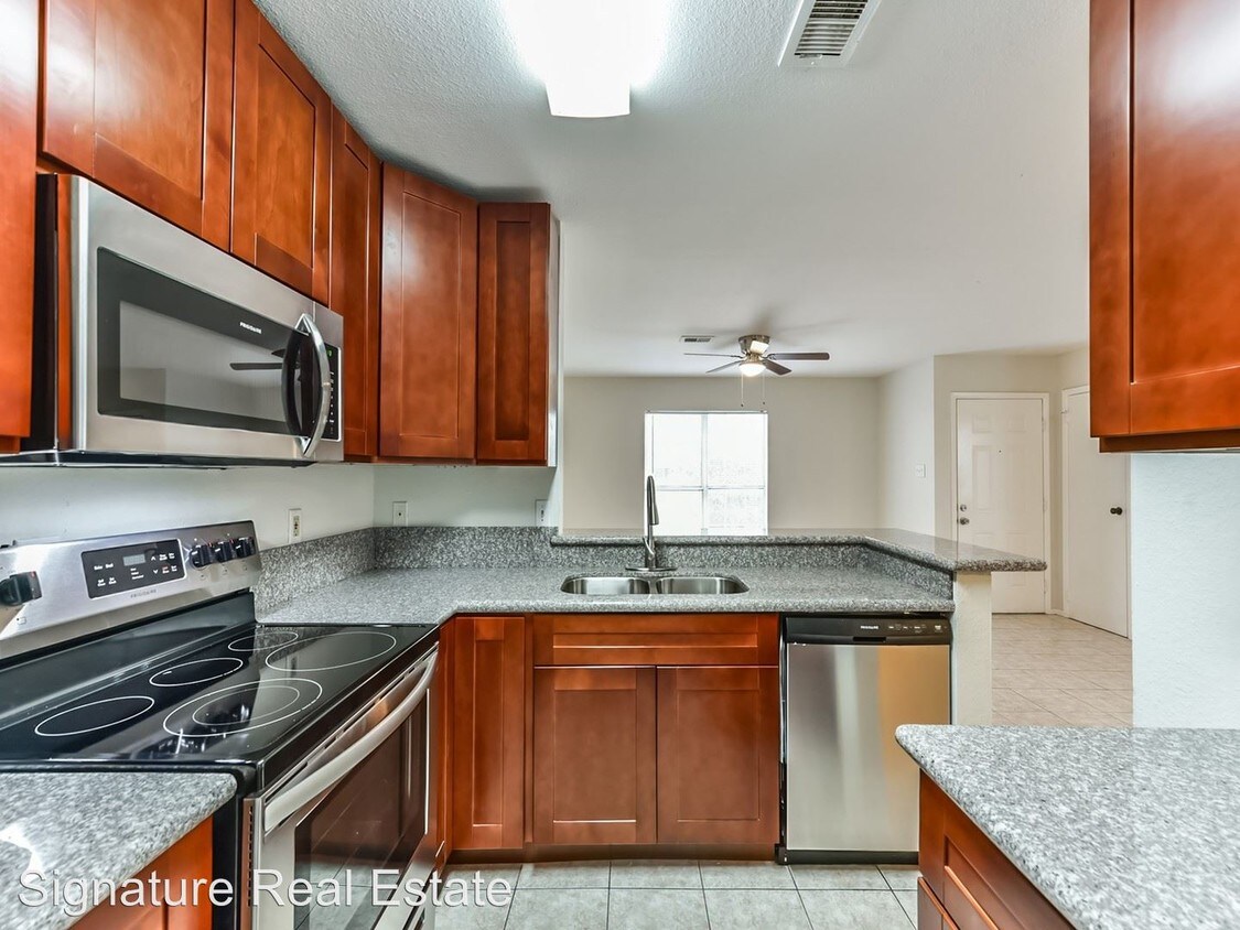Primary Photo - 13902 Buckingham Dr