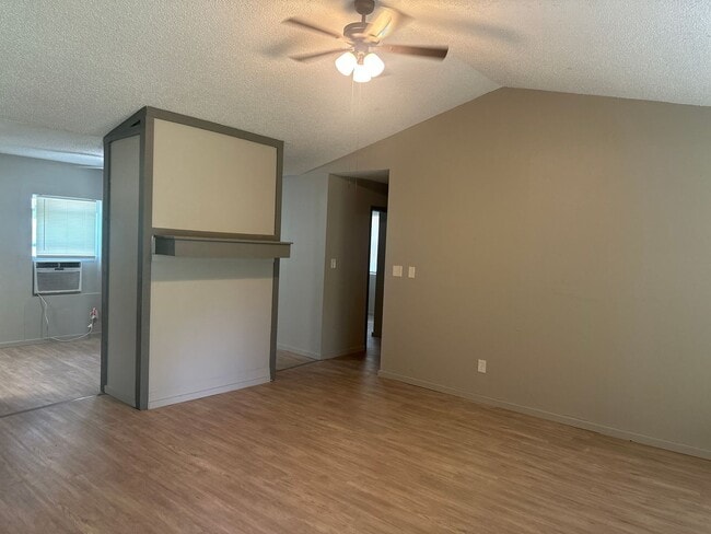 Building Photo - 3 bed 2 bath COMPLETE UPDATE