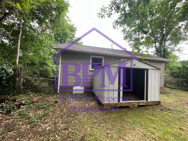 Building Photo - Cozy & Freshly Updated 2 Bed / 1 Bath Home...