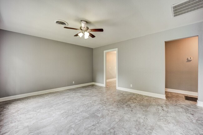 Building Photo - Freshly Updated 3 Bedroom House