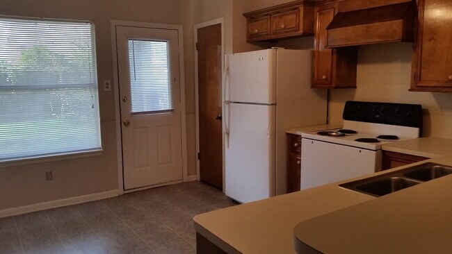 Foto del edificio - The right side unit of this duplex offers a comfortable and functional layout ideal for small fam...