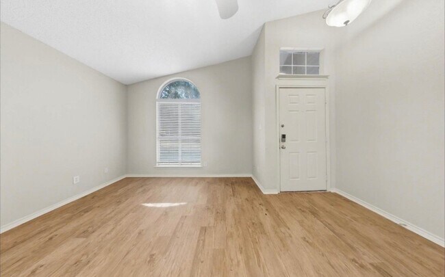 Building Photo - 702 Woodcrest Dr