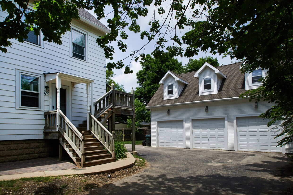 214 W Russell St Unit 2, Barrington, IL 60010 Room for Rent in Barrington, IL