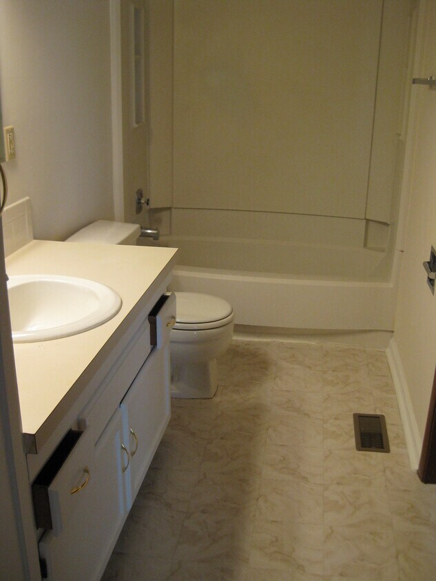 Building Photo - 1760 Beechwood Ave NE