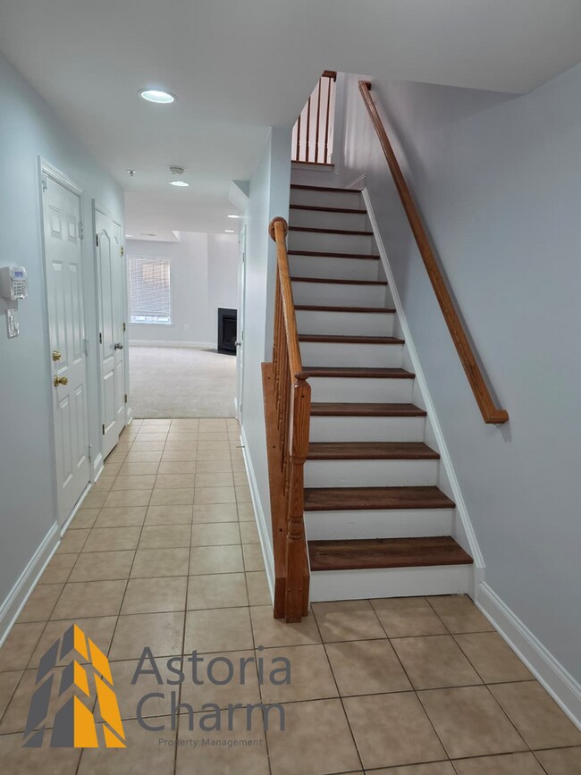 Building Photo - 3 Bedroom 3 Level Home with Garage and Flexible Layout