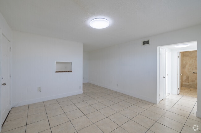 1 habitación, 1 baño - 450 pies cuadrados - Sala de estar - Turf Point Properties