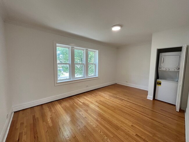 Building Photo - 3018 N Karlov Ave