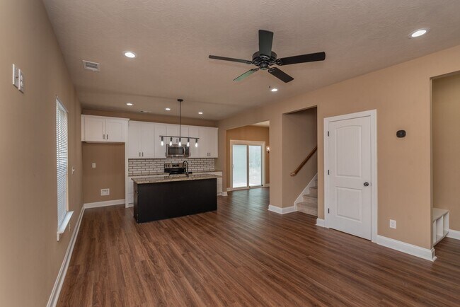 Foto del edificio - Like-new 4 bed/2.5 bath home for lease nea...