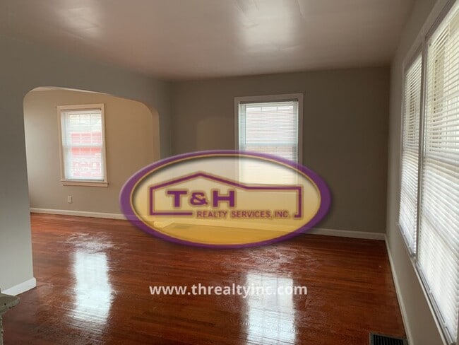 Building Photo - Nice Duplex off 38th & Pennsylvania!