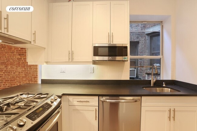 Building Photo - 116 E 91st St