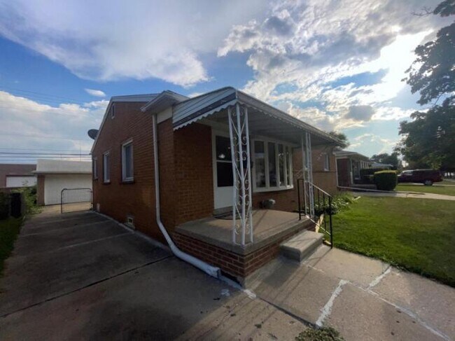 Building Photo - 3 bedroom in CENTER LINE MI 48015
