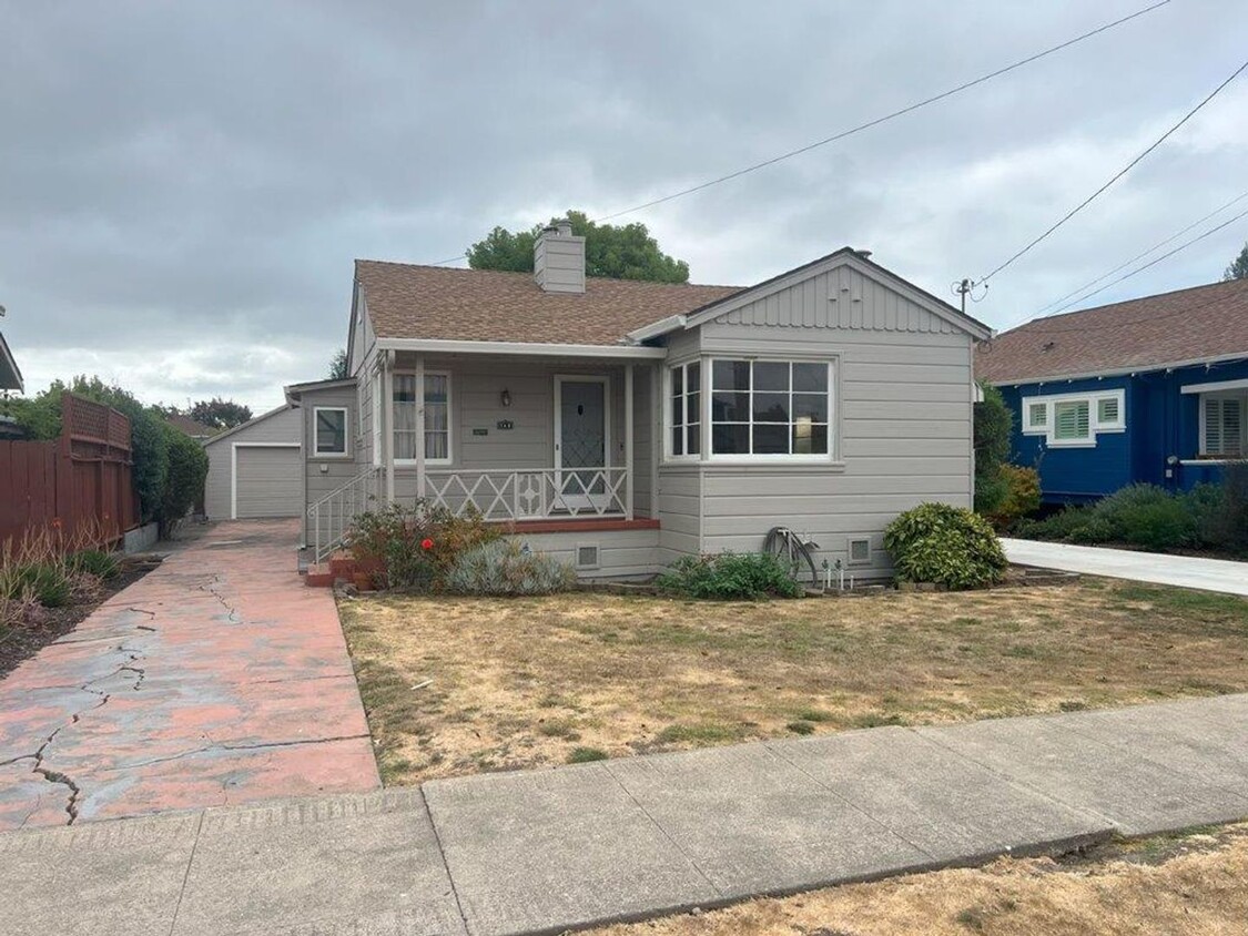 Foto principal - Nor Cal Realty Inc, - 3 Bd 2 bth home with...