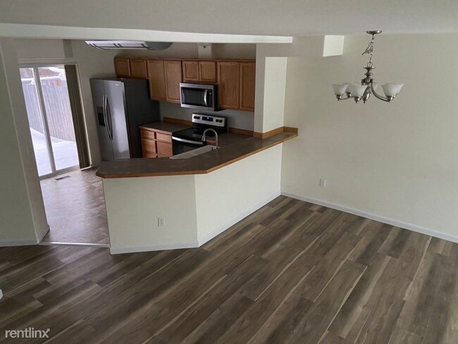 Foto del edificio - 3 br, 0.5 bath Townhome - 8448 Sara Lynn Pl