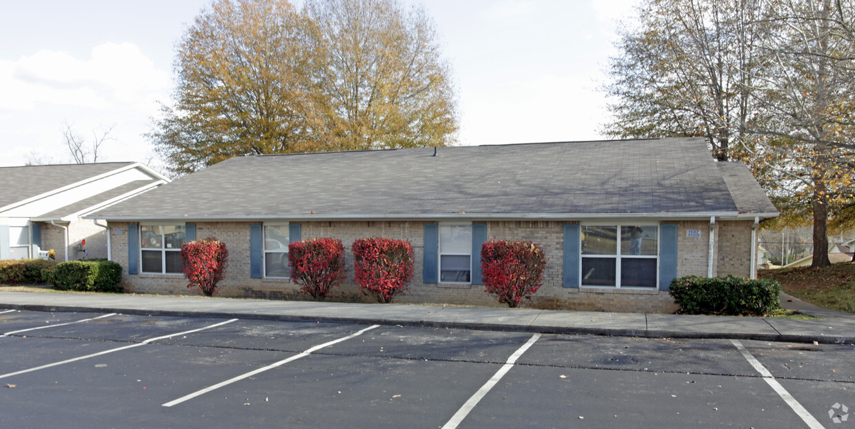 Building Photo - Village at Carriage Hills