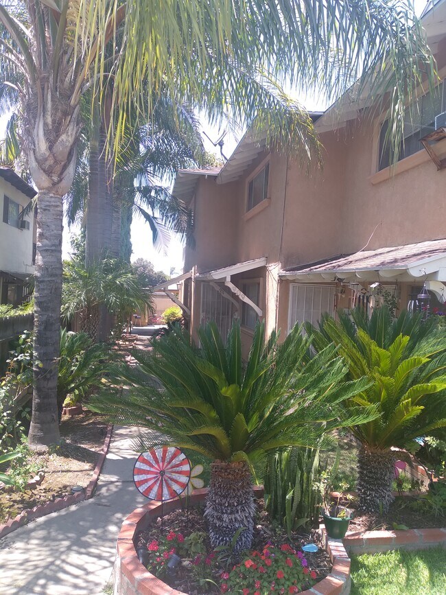 front door area - 911 N Cypress St