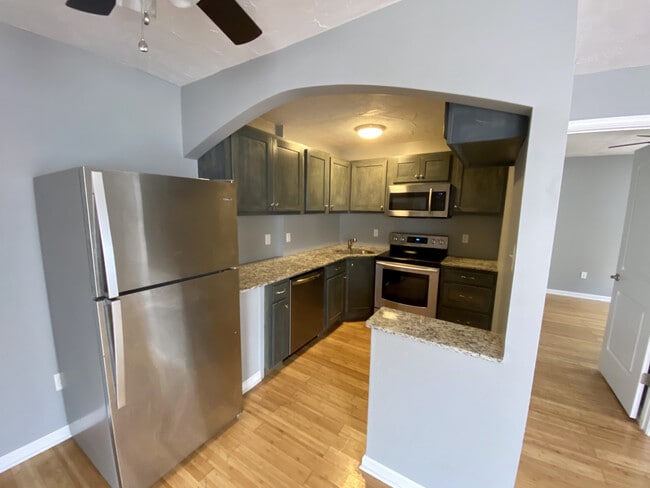 Building Photo - 417 S Hill Ave