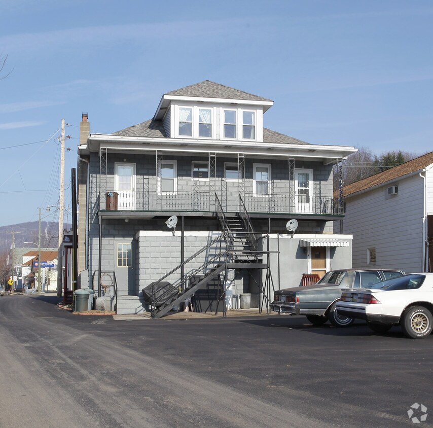 Building Photo - 137 Main St