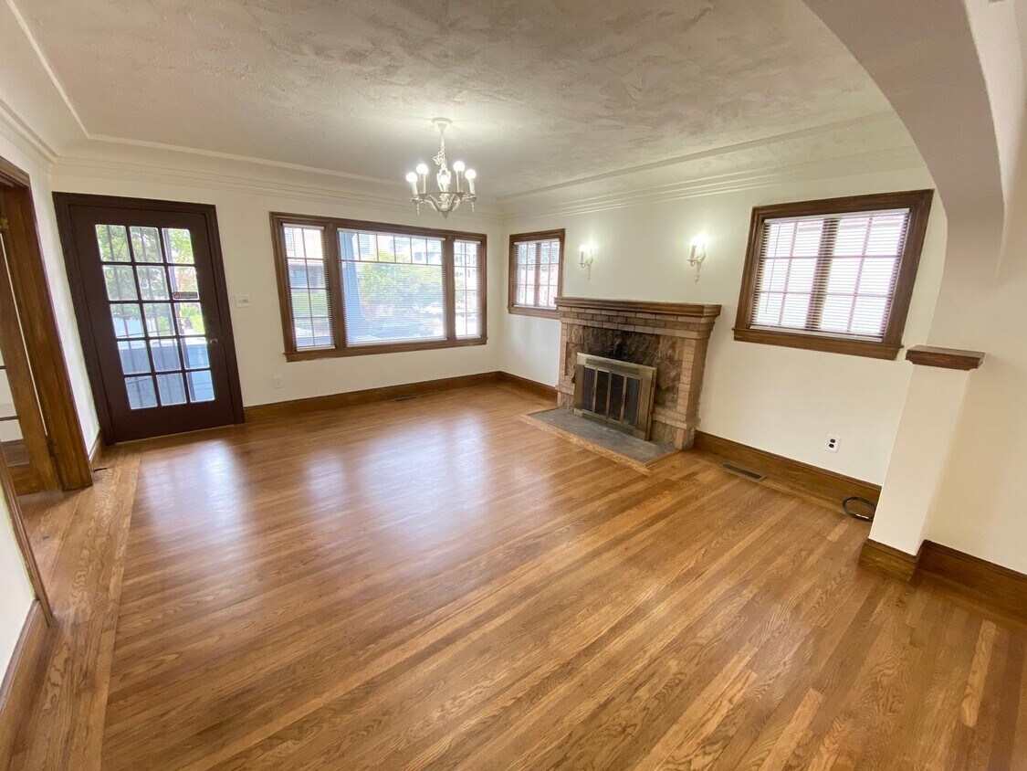 Advent - Low Deposit Home W/ Backyard! - Advent - Low Deposit Home W/ Backyard!