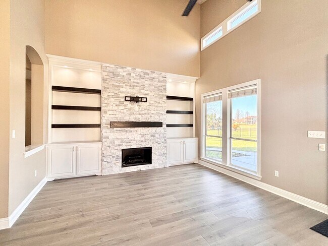 Building Photo - Stunning 5-Bedroom Home with Breathtaking Lake & Golf Course Views – Pelican Point Subdivision