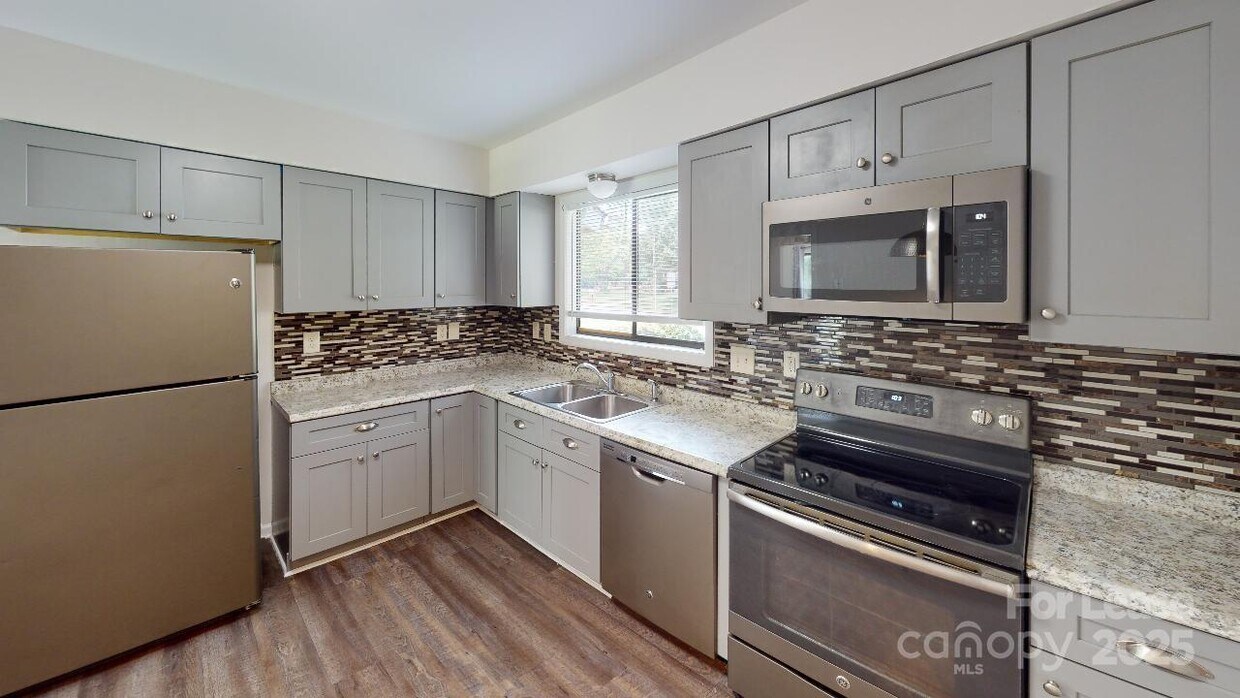 Foto principal - 5921 Falstaff Dr