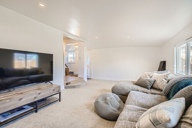 Building Photo - Updated 3BD/ 2BA home in Denver, CO! Available January 1st