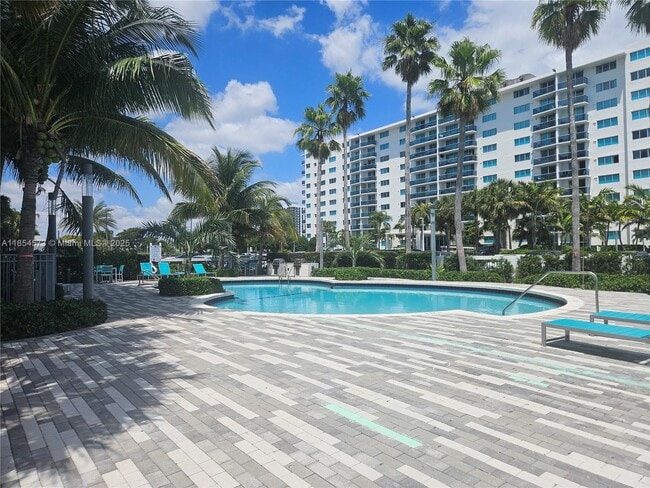 Foto del edificio - 7501 E Treasure Dr