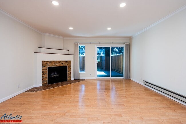 Building Photo - Lovely Townhouse | Private Outdoor Space