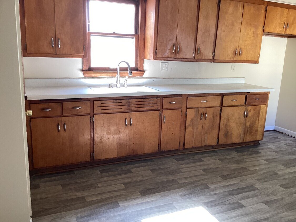 Foto principal - 3 bedroom single family home with detached...