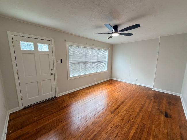 Building Photo - 909 Lake Ct Dr