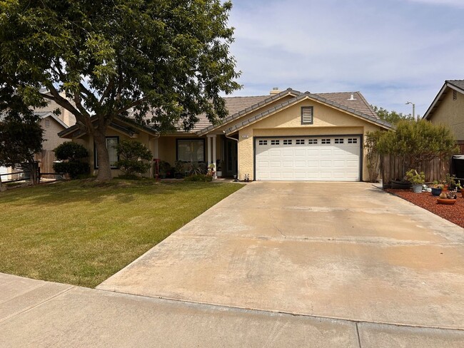 Building Photo - Nice home for rent in Hanford