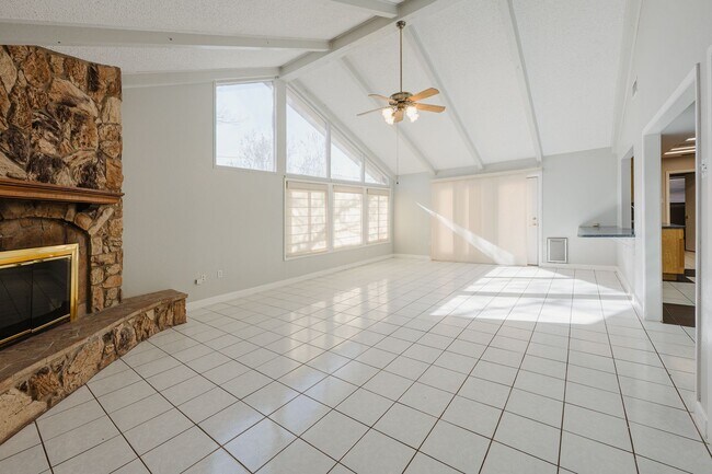 Building Photo - New Listing