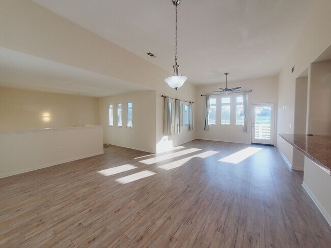 Foto del edificio - Spacious Condo 3 bedrooms, 2 bathrooms Built 2016