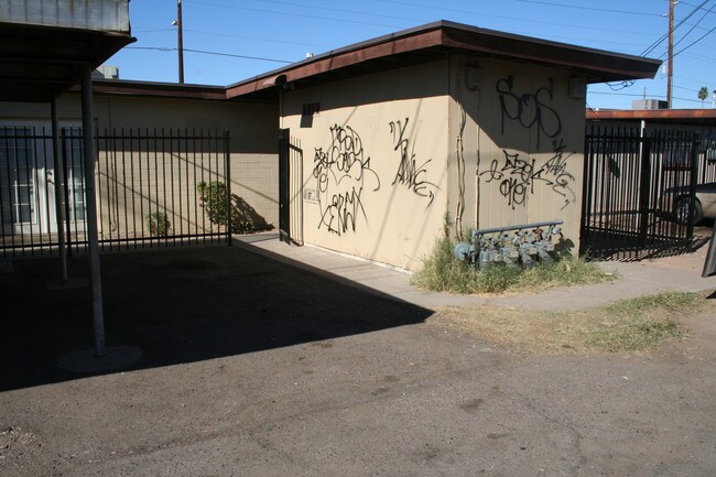 Gas Meters and Laundry - 4817 N 37th Ave