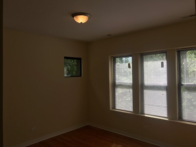 Building Photo - 2452 W Albion Ave
