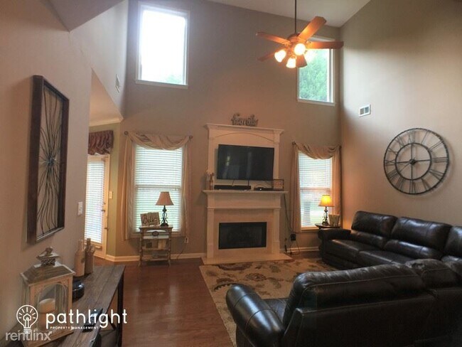 Foto del edificio - 4 br, 3 bath House - 217 Briarwood Ln UNIT