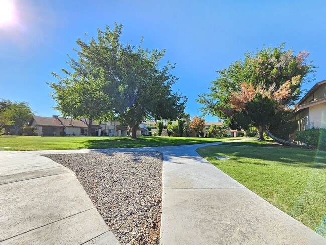 Building Photo - Charming Condo With Pool Access!