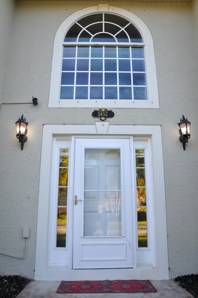 Foto del edificio - 5855 Orangewood Ln