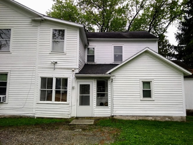 Private entrance off driveway - 100 N Main St