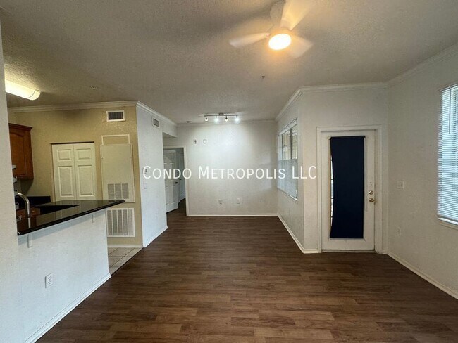 Building Photo - Renovated 1/1 first floor condo located at...