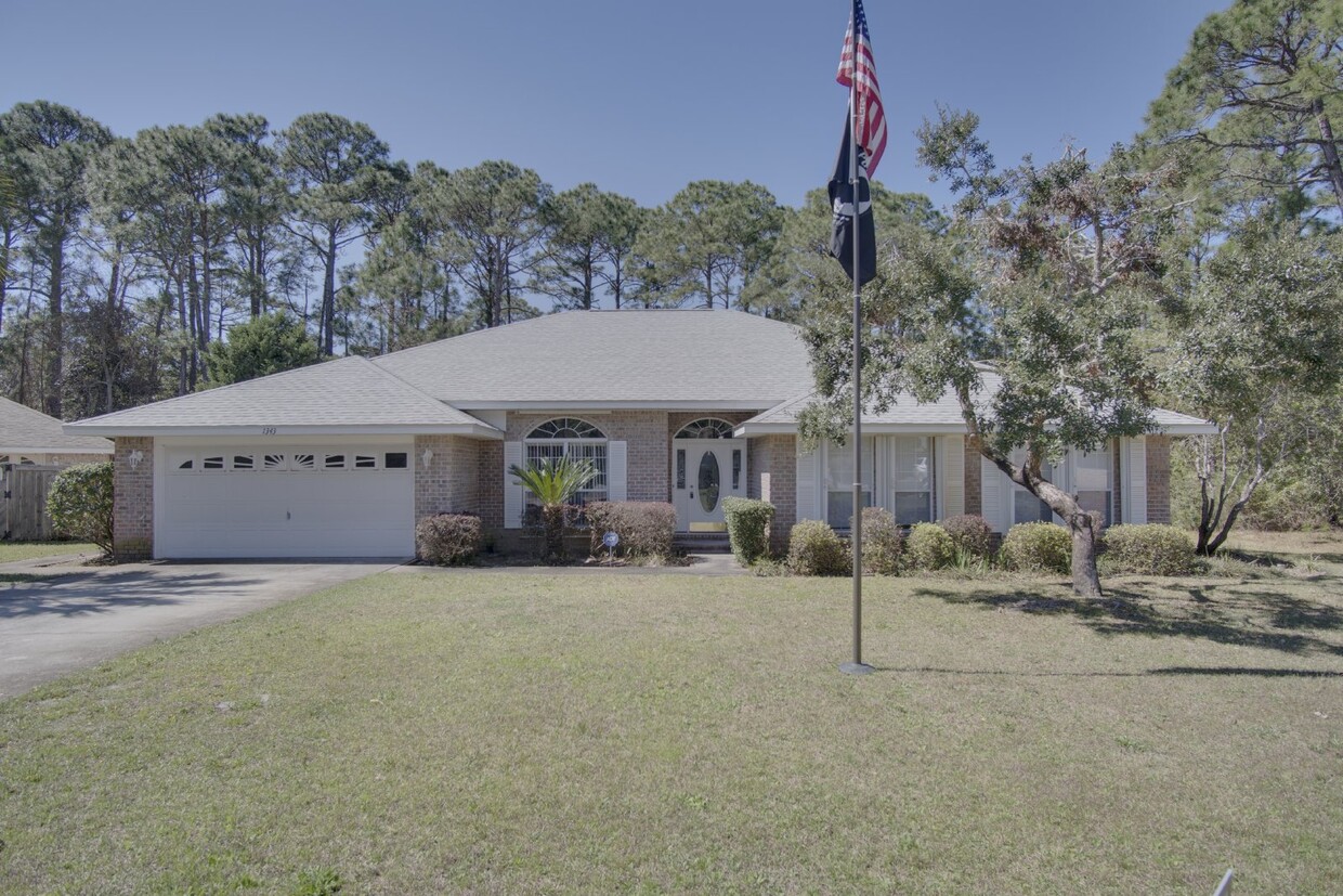 Foto principal - 4 bedroom 3 bathroom brick home in Gulf Br...