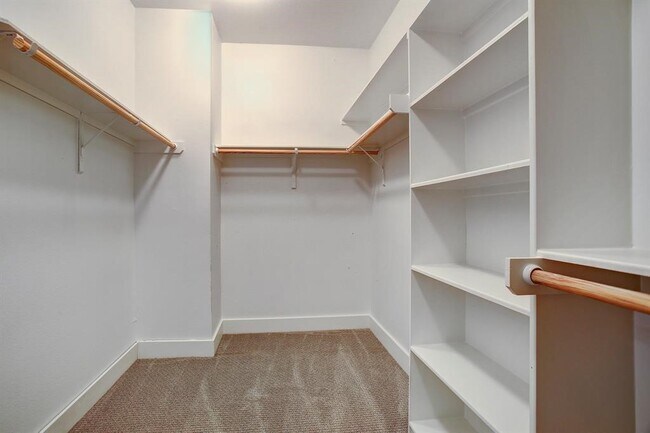 Foto del edificio - 8808 Hollister Pine Ct
