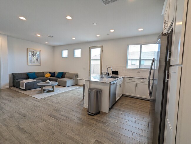 Building Photo - 2561 N Casa Grande Ave